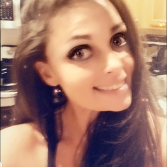 Meet your Posher, Megan - Picture 3 of 4